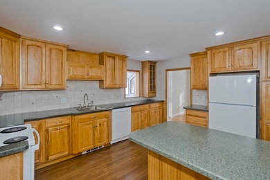 28 Miller St, Ludlow, MA 01056 - photo 7