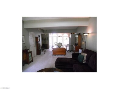 Open design from the front door to the kitchen. Lo