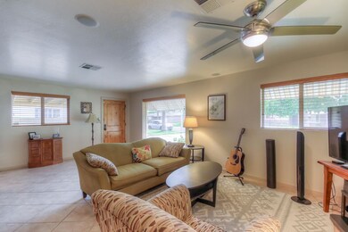 Family Room (3)-FULL