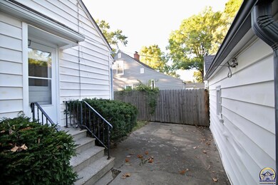 2828 SW 12th St, Topeka, KS 66604 - photo 3