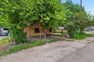 Corner lot W/garage apt