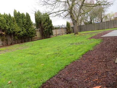 oversize back yd. fenced