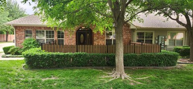 View of front facade featuring a front yard