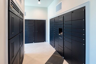 Parcel lockers with cold storage