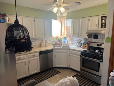 638 N Harrison Ave, Aurora, IL 60506 - photo 3