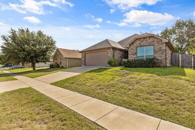 713 Oakmont Dr, Ennis, TX 75119 - photo 2