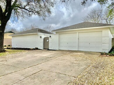 602 W Castle Harbour Dr, Friendswood, TX 77546 - photo 2