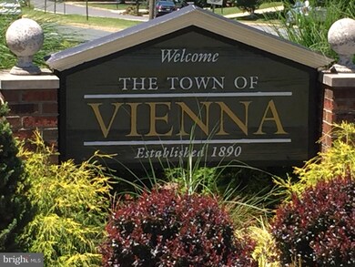 211A Locust St SE unit J, Vienna, VA 22180 - photo 2