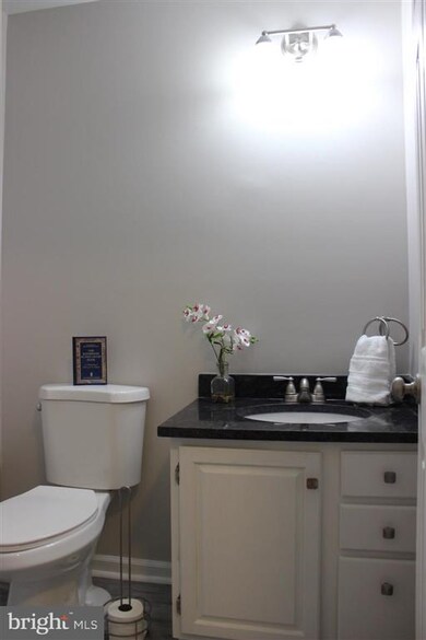 10624 Alison Dr, Burke, VA 22015 - photo 3