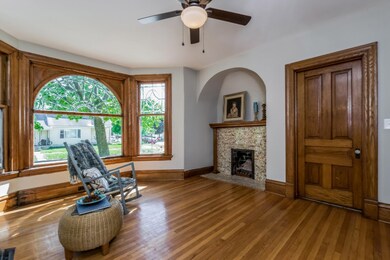 005-Living_Room-2836051-medium