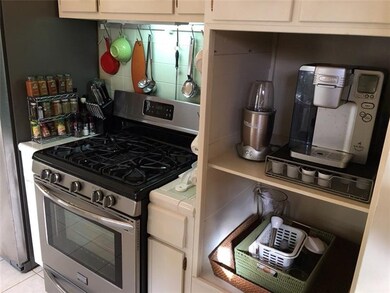 KITCHEN (GAS STOVE INCLUDED)