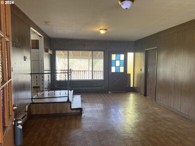 Living Room/Entrance