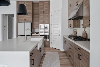Kitchen with under cabinet range hood, stainless 
