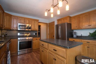 4221 N Oak St, Davenport, IA 52806 - photo 7