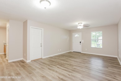 002-photo-living-room-11395587