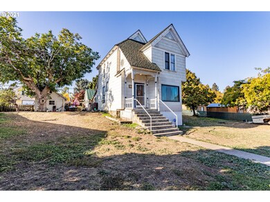 914 W 10th St, the Dalles, OR 97058 - photo 2