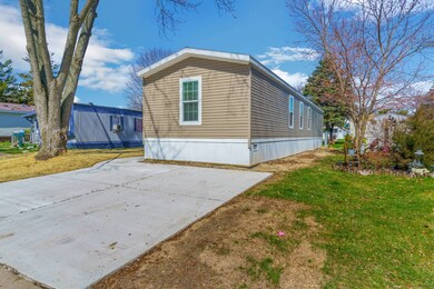 136 Kensington South St unit 136, New Hudson, MI 48165 - photo 2