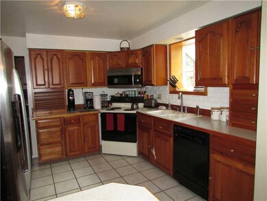 Kitchen. Kitchen cabinets from Cabinet World. Cera
