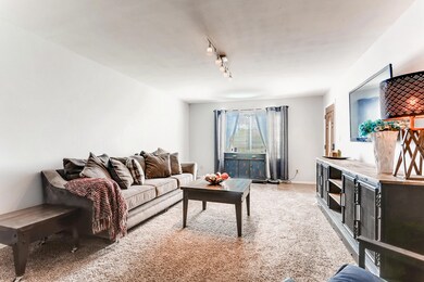 1922 E Fai-003-2-Living Roo-MLS_Size
