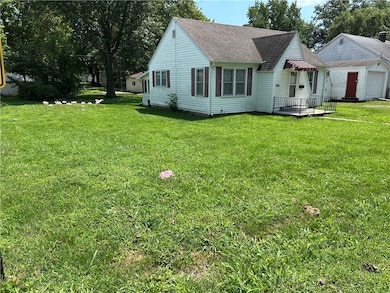 308 S Maple St, Newton, IL 62448 - photo 2