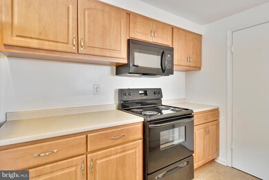 4301 Pembrook Village Dr unit 8, Alexandria, VA 22309 - photo 4