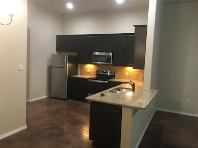 Kitchen with appliances with stainless steel fini