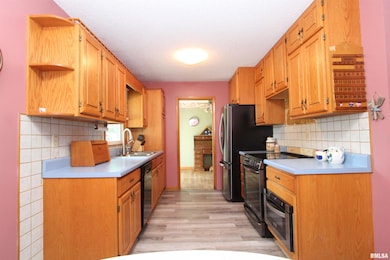 915 N 12th St, Clinton, IA 52732 - photo 7