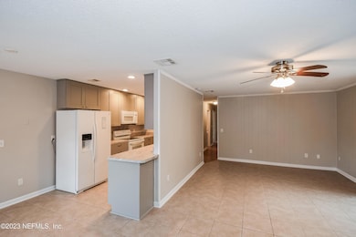 006-photo-dining-room-10472271