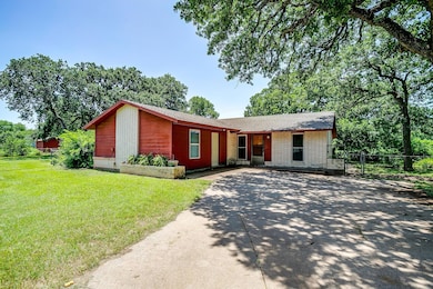 302 S Fox Ln, Burleson, TX 76028 - photo 5