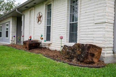 16719 Townes Rd, Friendswood, TX 77546 - photo 3