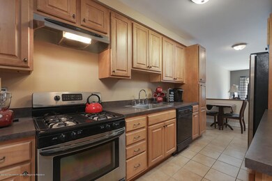 88 Lexington Cir Matawan NJ-large-010-01