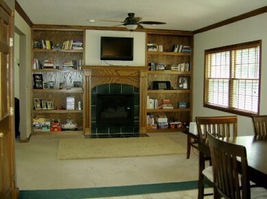 Great RM w/NG Fireplace<|><|>