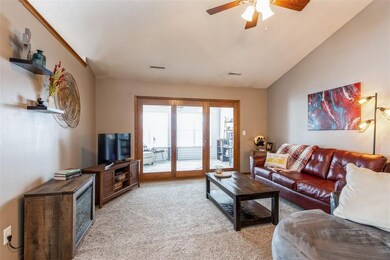 3110 Towne House Dr NE unit D, Cedar Rapids, IA 52402 - photo 5