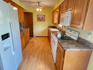 2908 Iris Ave NW, Cedar Rapids, IA 52405 - photo 3