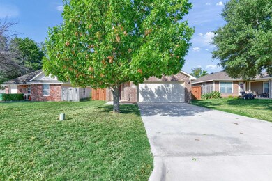 202 Candlewood Cir, Gainesville, TX 76240 - photo 2