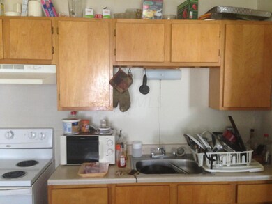 LORETTA 1040-1042 KITCHEN