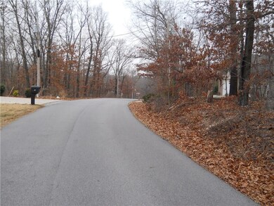 street scene - see easy lot access ?