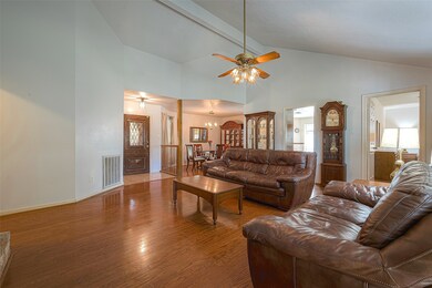9011 Saratoga Forest Dr, Houston, TX 77088 - photo 4