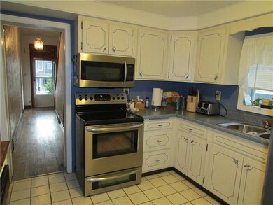 KITCHEN WITH STAINLESS STEEL APPLIANCES. HARDWOOD 