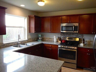 932 NW 1st Ave, Canby, OR 97013 - photo 3