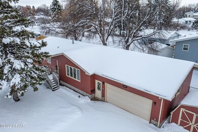 2407 9th Ave S, Grand Forks, ND 58201 - photo 2