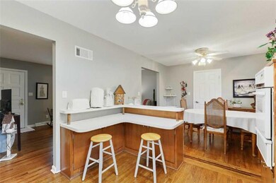 Kitchen / dinning room with bar