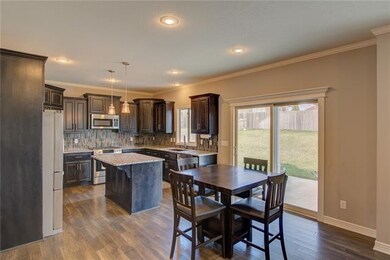 1532 SW Cross Creek Dr, Lee's Summit, MO 64082 - photo 6