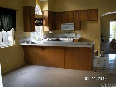 Kitchen w/ bar style seating at counter