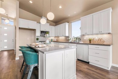 61077 SE Echo Lake Ct, Bend, OR 97702 - photo 3