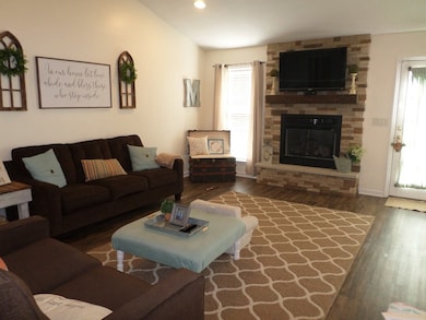 Roomy Greatroom With Fireplace