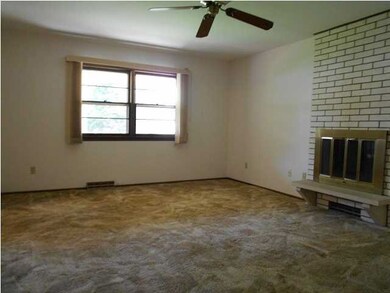 Living room fireplace w/gas logs