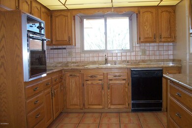 Nice Kitchen w/lots of Cabinets