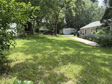 2305 Saylor Rd, Des Moines, IA 50313 - photo 3