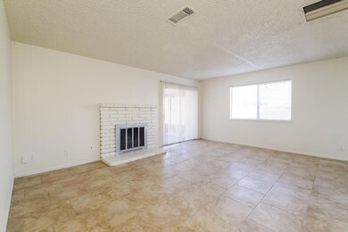 002-photo-living-room-14311651